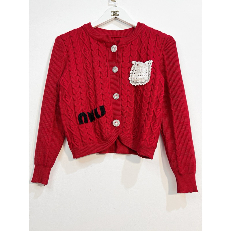 Áo len đỏ croptop tiểu thư nút đính đá