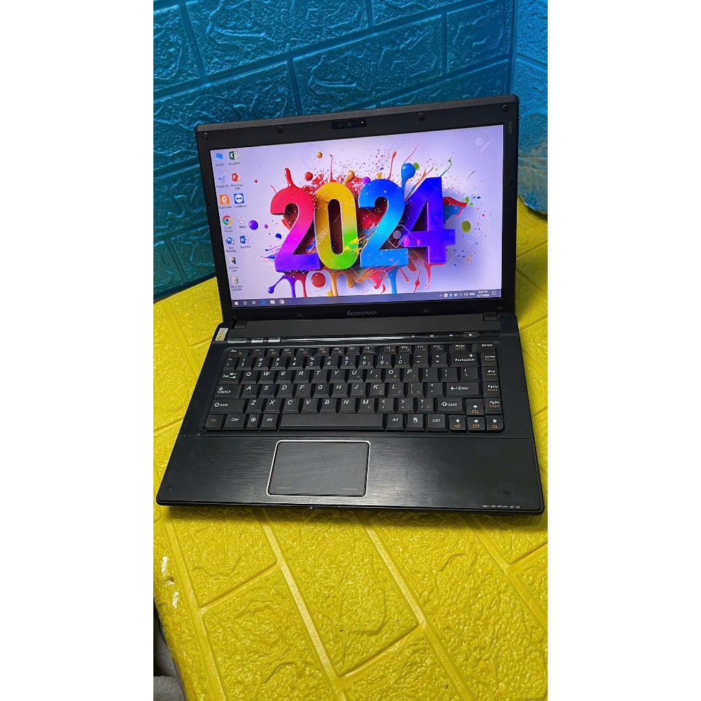 Máy tính laptop có wifi, phím hỗ trợ tiếng việt, máy cũ pass vẫn còn sử dụng tốt