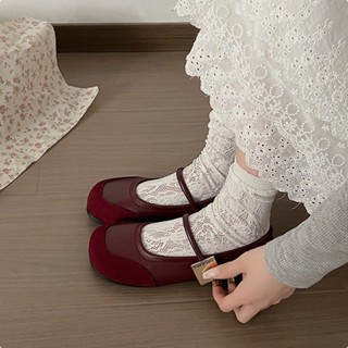   Q.Chau  Giày búp bê siêu mềm vá da lộn quai ngang dán logo vuông giày đế bệt cho nữ xinh xắn 