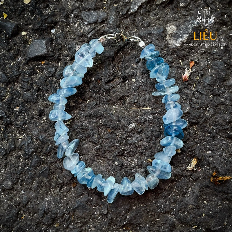 Vòng tay Aqua thô phối charm