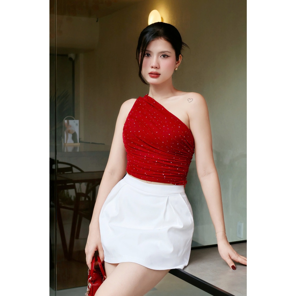 YUCHERRY| Áo tank top Lệch Vai đính kim sa lấp lánh DAZZLE SHIRRED TOP YA503