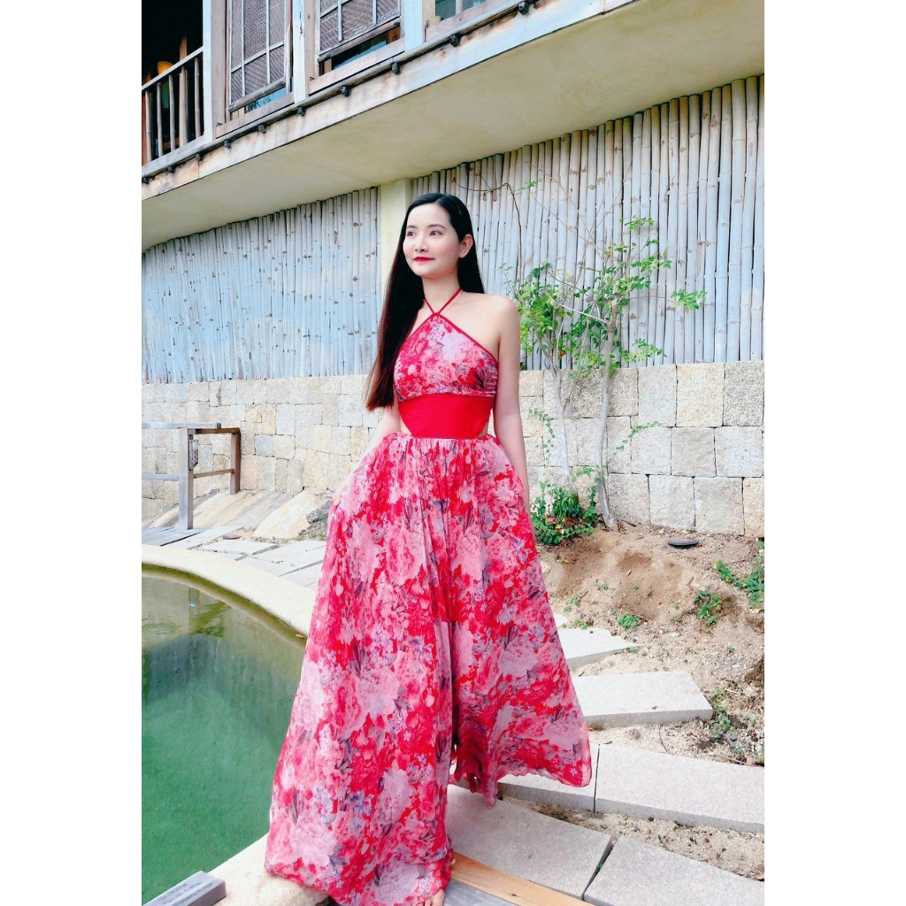 Đầm maxi hoa đỏ cổ yếm