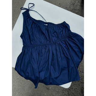 Falling U Top - Áo lệch vai dáng baby doll buộc nơ màu xanh navy