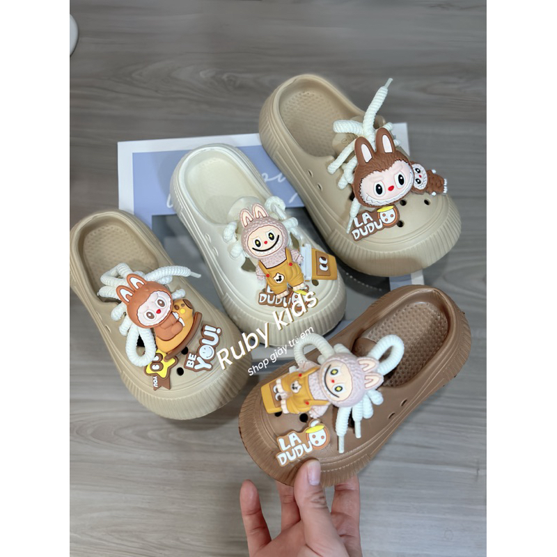  Sục bánh mỳ bé gái-kèm stiker NGẪU NHIÊN labubu dây buộc đế 4cm nhựa eva êm mềm-có 3 mẫu stiker gửi ngẫu nhiên 