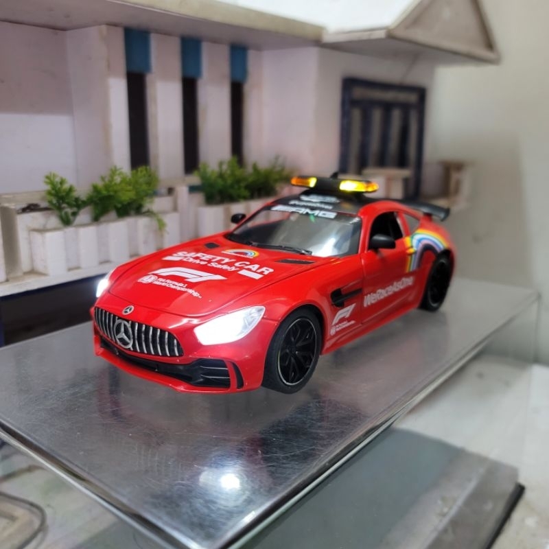 Mô hình xe dẫn đoàn F1 Mercedes-AMG GT-R F1 Safety Car tỷ lệ 1/24 tặng biển số VIP