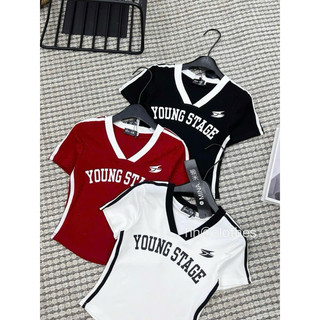 ÁO CROPTOP CỔ TIM VIỀN CỔ IN CHỮ YOUNG STAGE