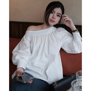 NALIN TOP | HeibyHer | Áo sơ mi lệch vai tay phồng form babydoll (Trắng/Đen/Đỏ)