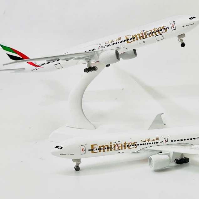 MÁY BAY BOEING 777 HÃNG HÀNG KHÔNG DUBAI "EMIRATES AIRLINES" MÔ HÌNH HỢP KIM TỈ LỆ 1:400 20CM BÁNH X