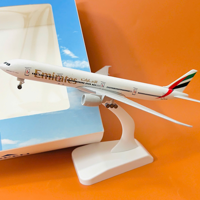 Mô Hình Máy Bay Emirates Airlines Boeing 777-300ER Hợp Kim Đúc Liền Bánh Xe Tỉ Lệ 1:400 20CM