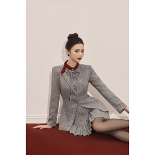 Set nữ SONA SET thiết kế áo vest tay dài phối cổ đỏ và chân váy xếp ly sang trọng thanh lịch by Cherine