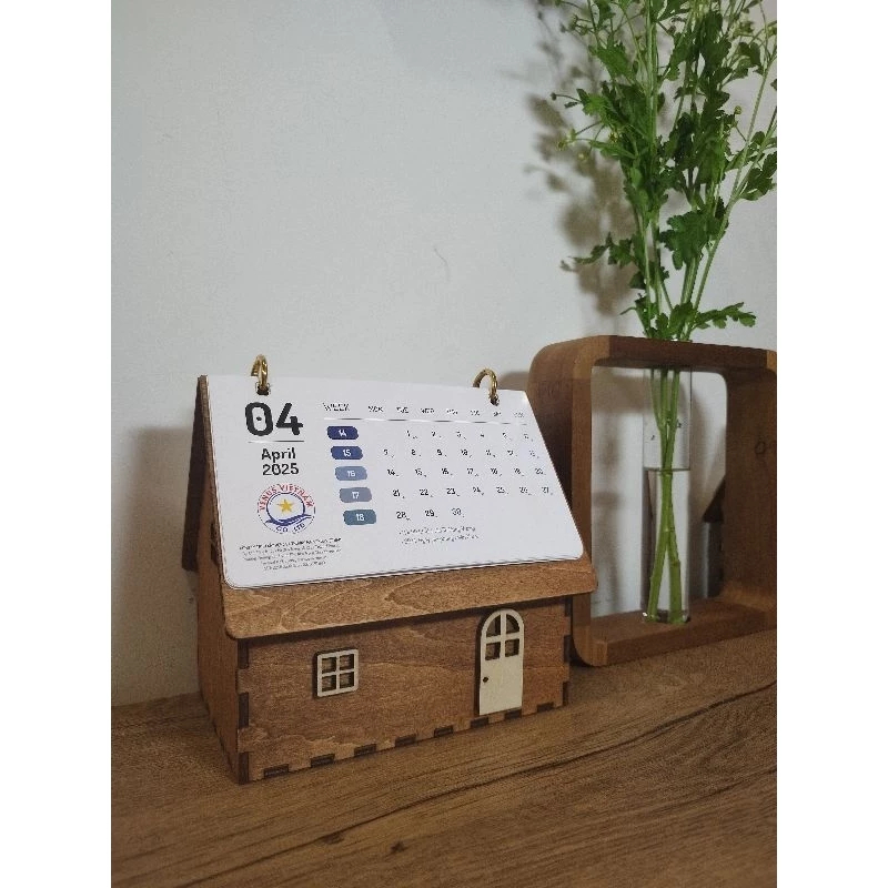 Lịch gỗ 2025, Lịch để bàn trend 2025, lịch ngôi nhà gỗ 2025, lịch gỗ sang trọng, lịch decor 2025