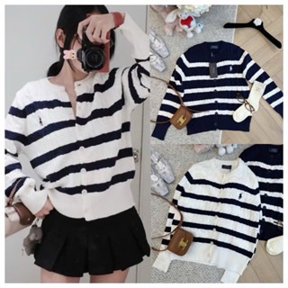 JENNYCLOSET ® Áo len QC kẻ sọc thêu ngựa khuy to dày dặn , Áo len cardigan phong cách Hàn Quốc trẻ trung hàng QCCC-L1