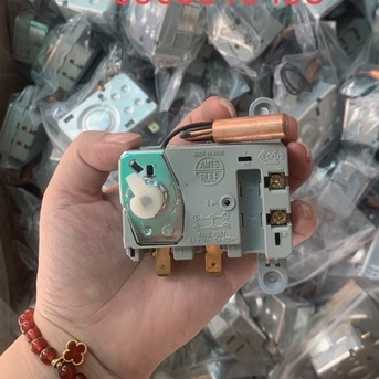 Rơ le Bình Ariston đời mới màu trắng