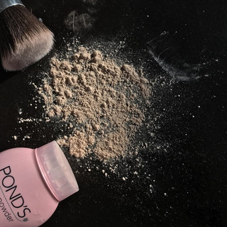 Phấn phủ bột Ponds Magic Powder 50g