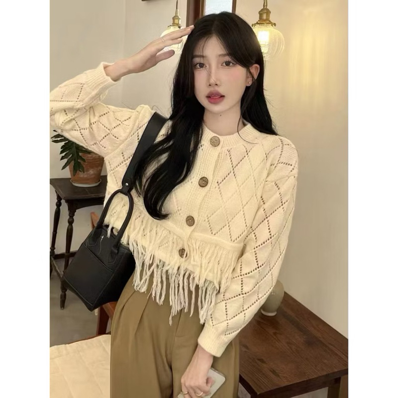 Áo len tua rua cúc gỗ