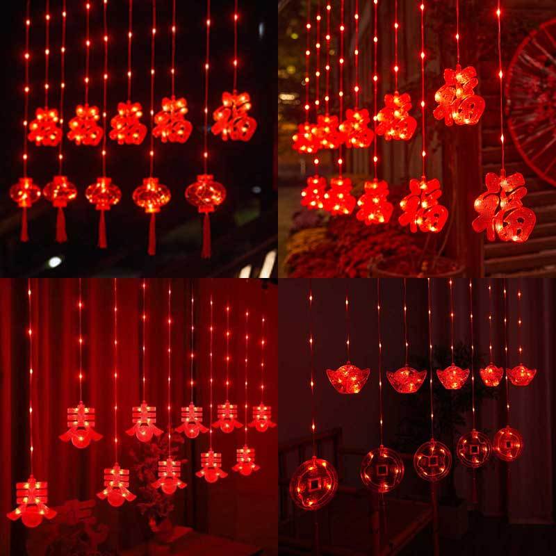 Dây đèn led trang trí tết màu đỏ rực mang lại cảm giác ấm áp và may mắn ngày đầu năm