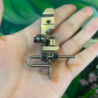 Chân vịt vắt sổ 4 chỉ diễu mí, canh thẳng đường may có ốc điều chỉnh
