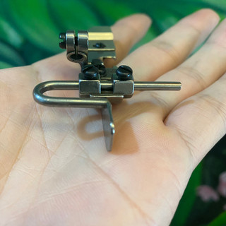 Chân vịt vắt sổ 4 chỉ diễu mí, canh thẳng đường may có ốc điều chỉnh