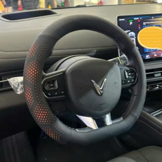 Bọc vô lăng da Nappa 3D loại Dcut xe điện Vinfast VF3, VF5, VFE34,VF6, VF7, VF8, VF9 chất liệu mềm, êm ái và thoáng tay