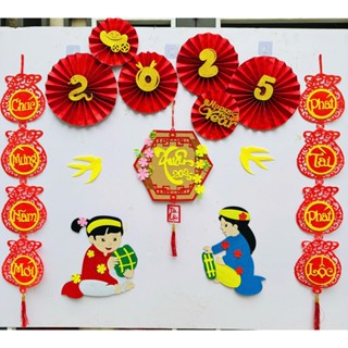 Set trang trí tết Xuân 2025 em bé cầm bánh chưng có quạt kèm câu đối chúc mừng năm mới, phát tài phát lộc