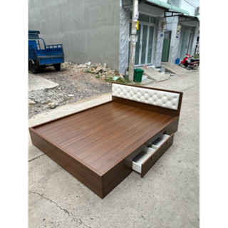 Giường ngủ gỗ MDF Nâu có nệm đầu giường 2 hộc kéo ( freeship)