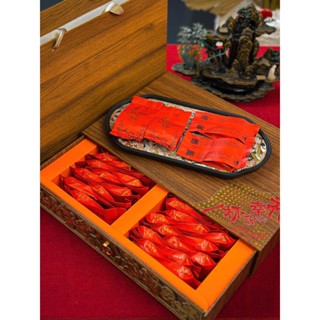 Hộp Trà Chính Sơn Tiểu Chủng Quà Biếu Tặng Cao Cấp Kèm Túi Xách có khoảng 70 đến 80 gói trà nhỏ hút chân không