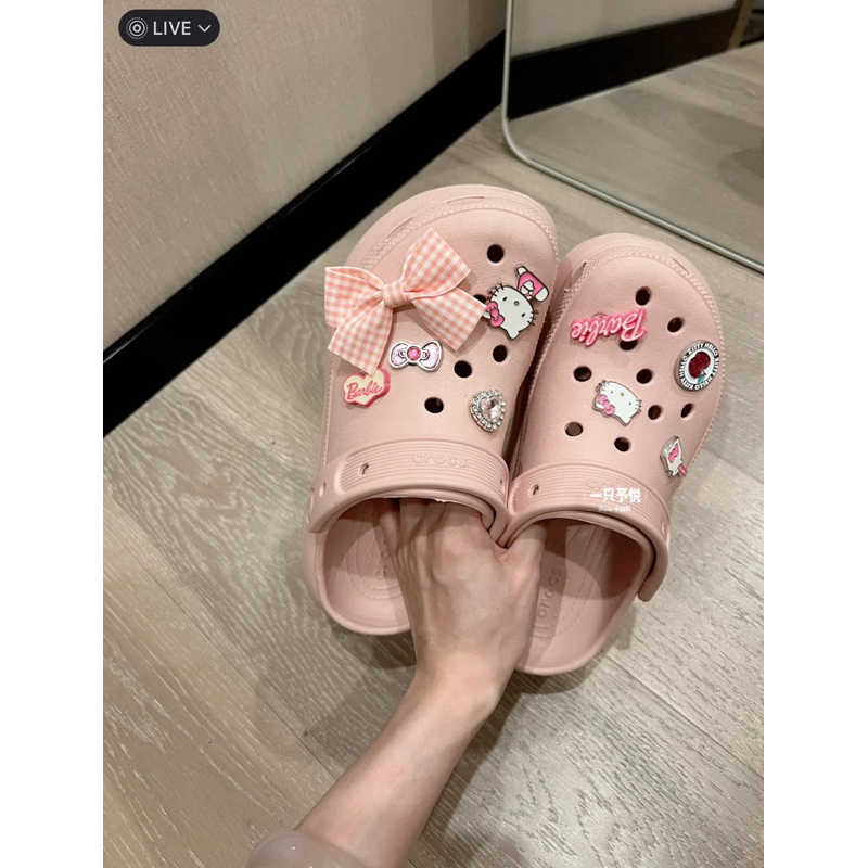 𝐓𝐫𝐚𝐦𝐲𝐧𝐠𝐮𝐲𝐞𝐧𝐃𝐚𝐢𝐥𝐲 🎉 [Đế chống trượt 6cm]  Dép sục Crocs Hello Kitty [Tặng kèm full charm như hình]
