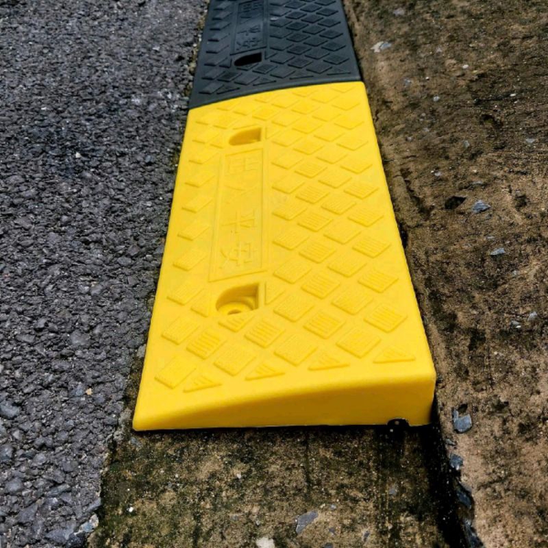 Dốc bục lên xuống xe máy, xe hơi cao 5cm bằng cao su cao cấp hình tam giác,cầu dất xe máy lên xuống bậc thêm