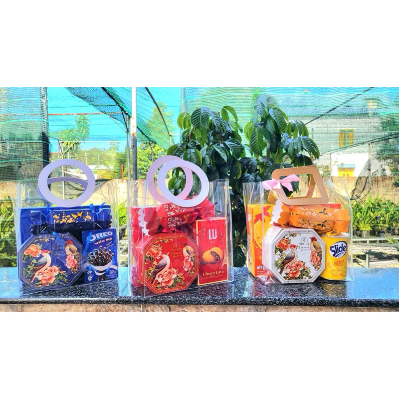 Set giỏ quà TẾT Kinh Đô mix bánh kẹo kèm túi và nơ