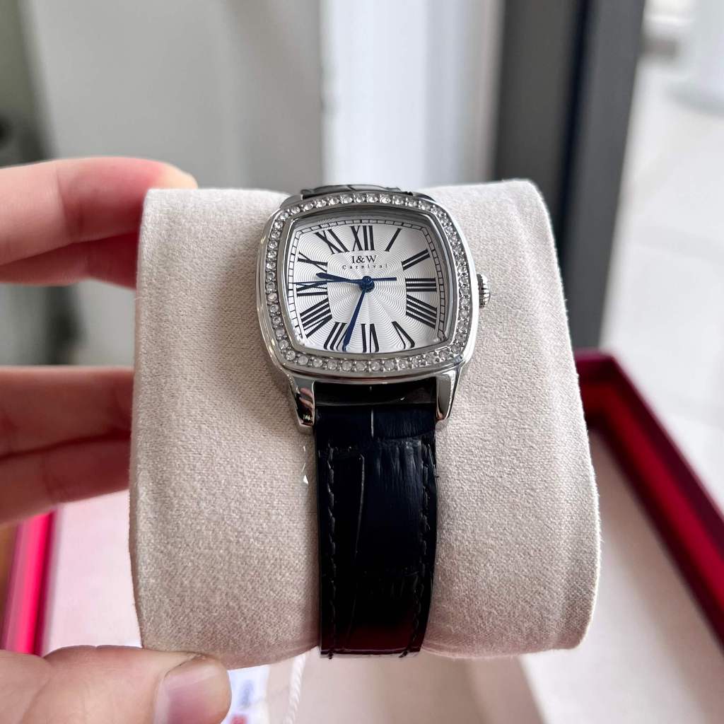 Đồng hồ nữ I&W Carnival IW637 mặt oval trên tay