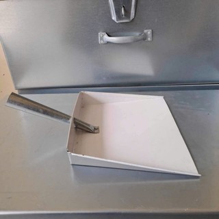 Xẻng Hót Rác Tôn Có Cán
