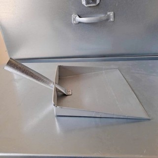 Xẻng Hót Rác Tôn Có Cán