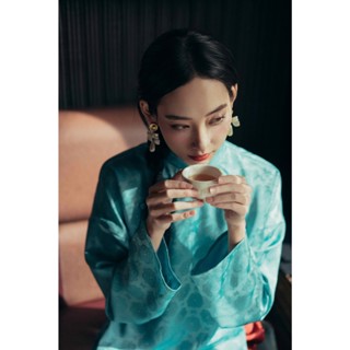  Áo Dài Yên Minh Lụa màu xanh ngọc phối quần đỏ 