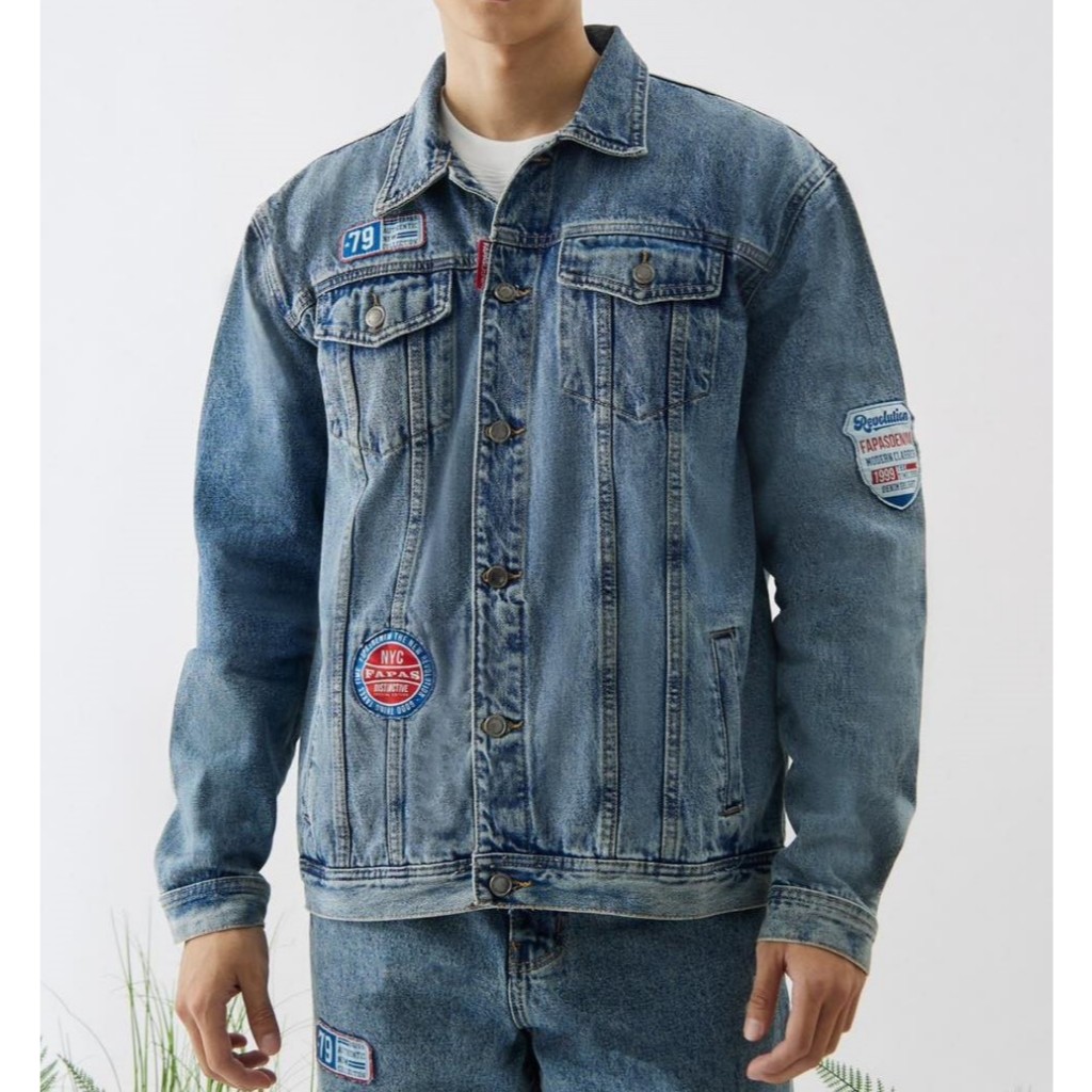 Áo Khoác Jean Fapas Form Regular Lyrics, Chất liệu jean dày dặn, thiết kế rách gối và stickers
