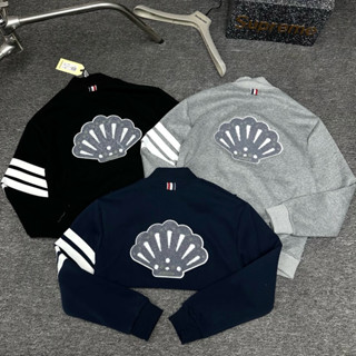 Áo khoác bomber nỉ nam nữ Thom Browne tay dệt sọc trắng quấn quanh lưng hoạ tiết vỏ sò bằng bông xù kèm khoá zip đôi