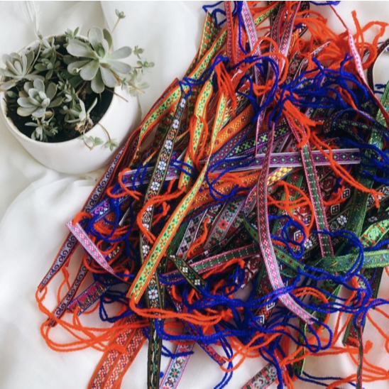 vòng đeo tay, đeo chân thổ cẩm đem lại may mắn