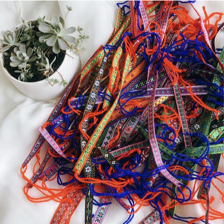 vòng đeo tay, đeo chân thổ cẩm đem lại may mắn