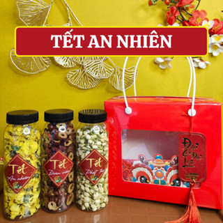 Set quà 2025 Tết An Nhiên gồm hoa cúc, hoa nhài, táo đỏ mix hộp quà tặng xinh xắn kèm tag treo và bao lì xì