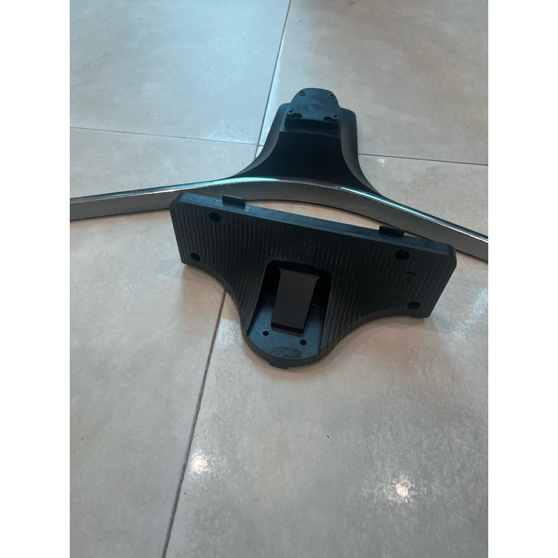 Tấm ốp vào lưng tivi của chân tivi samsung UA 43MU6100K