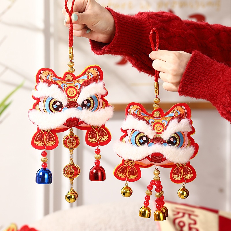 Liễn treo hình đầu lân sư rồng nhồi bông gắn chuông gió trang trí tết