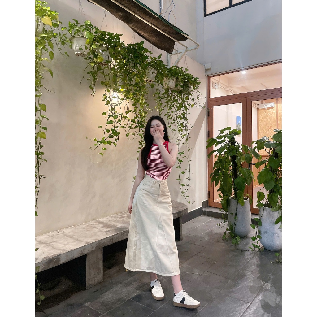Chân váy jeans đắp tà dáng dài xẻ sau.
