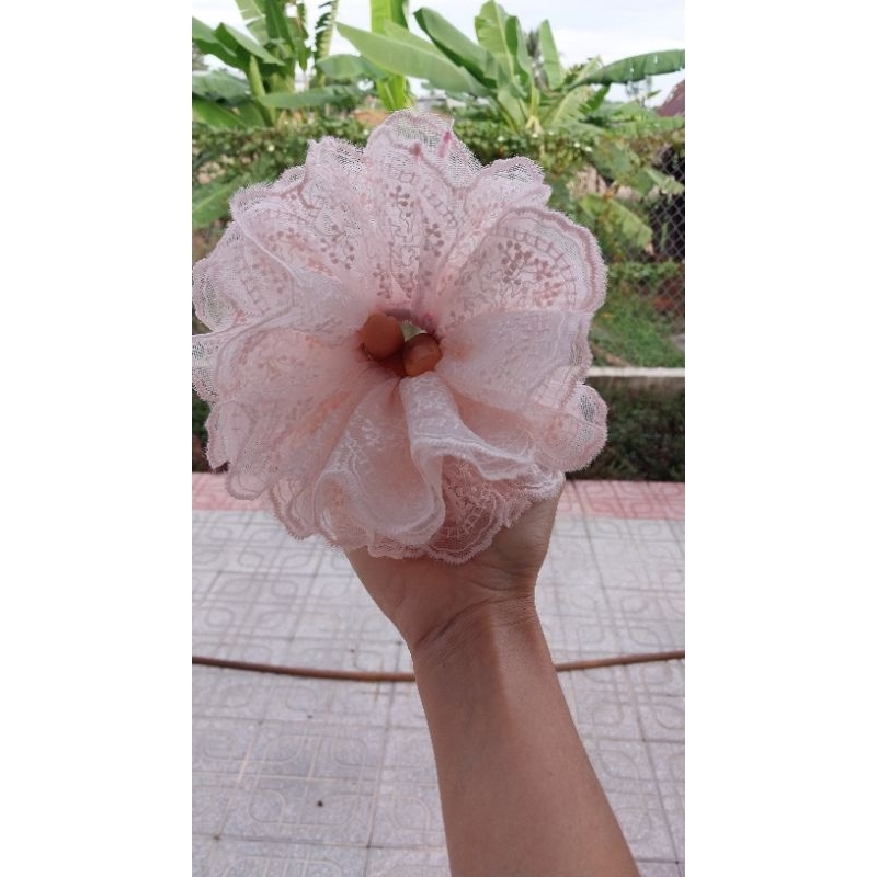 Cột scrunchies vải ren thêu 4 lớp, size 17cm bồng bềnh xinh xắn - Hàng thiết kế của Hana handmade