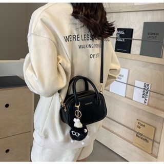 Túi xách nữ túi thời trang cầm tay đeo chéo phối viền tặng kèm móc gấu cute size 18cm - HT054