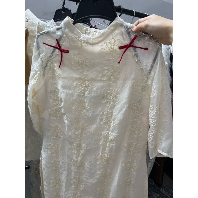 AD90 áo dài be 2 nơ đỏ chibest