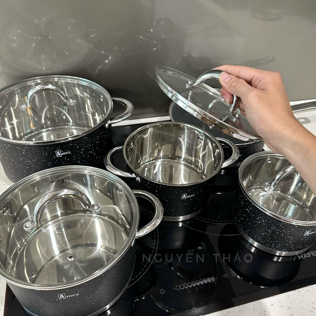 Bộ nồi Amey Đức 9 đáy chất liệu inox 304 màu Đen Vân Đá, có 5 món chính hãng từ Đức dùng được cho mọ
