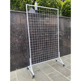    Có 4 bánh xe  Kệ khung lưới treo hàng có bánh xe   Tặng kèm  20 móc treo hàng   