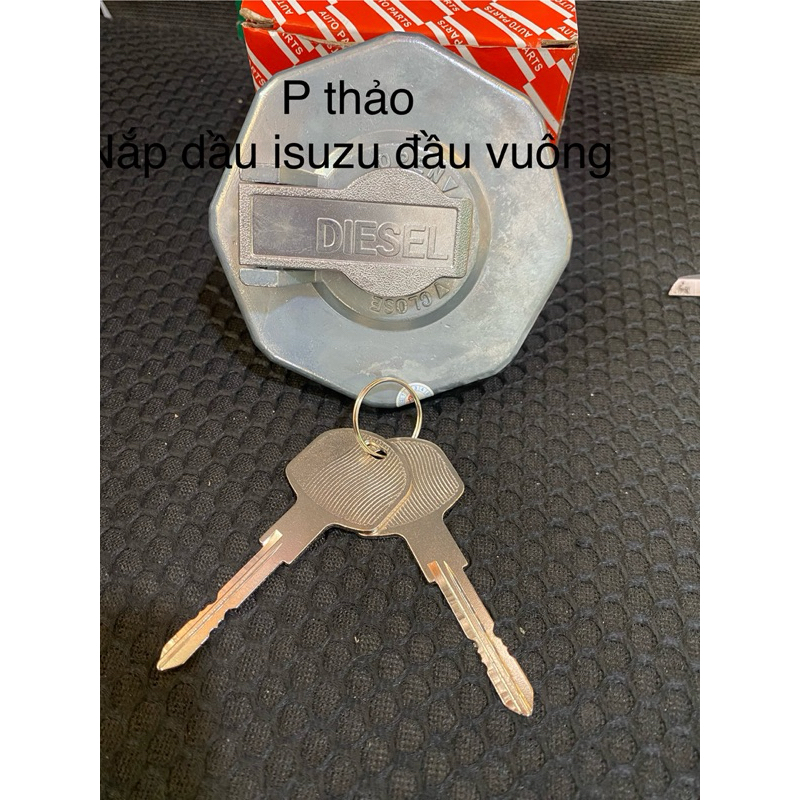 Nắp dầu, nắp thùng dầu ISUZU ĐẦU VUÔNG QKR 210,NMR,NQR,QKR… ( Nắp trắng 2 tai)