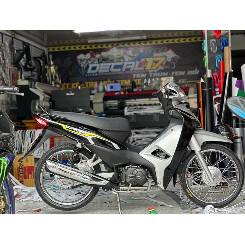 tem chế xe Wave 110 mẫu Wave i màu đen bạc chỉ vàng- Tem in vi tính cao cấp