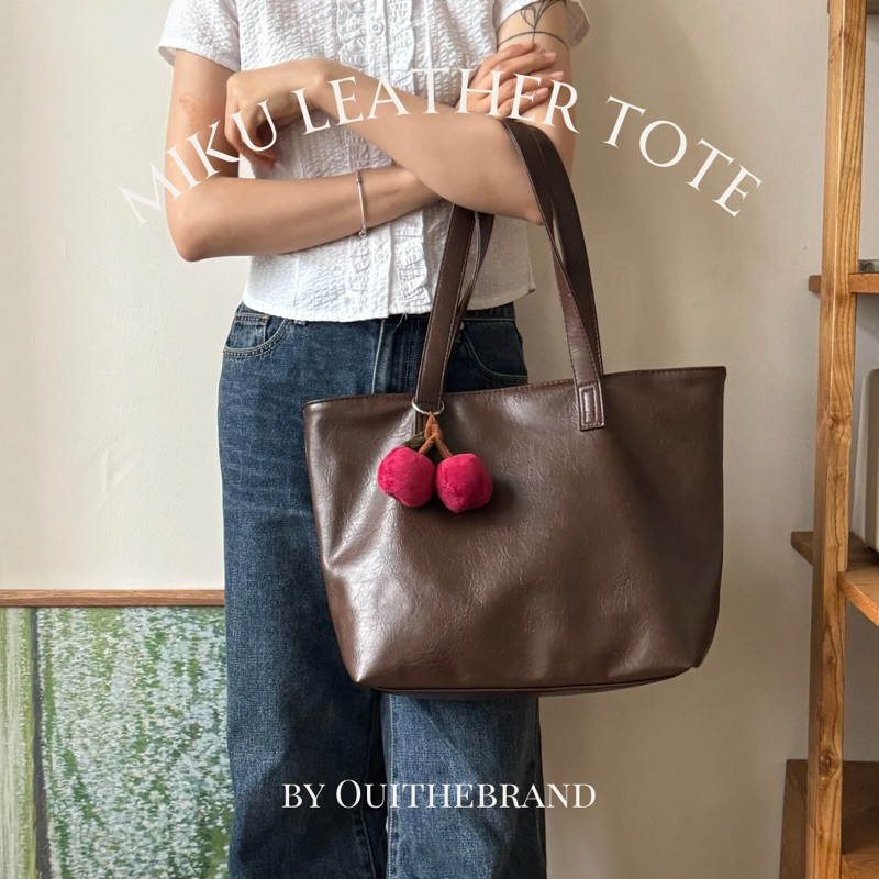 [ Tặng Charm 𝗖𝗵𝗲𝗿𝗿𝘆 ] 𝘔𝘪𝘬𝘶 みく 𝘓𝘦𝘢𝘵𝘩𝘦𝘳 𝘉𝘢𝘴𝘪𝘤 𝘛𝘰𝘵𝘦 - Túi Tote Dây Kéo MIKU ( Ouithebrand )