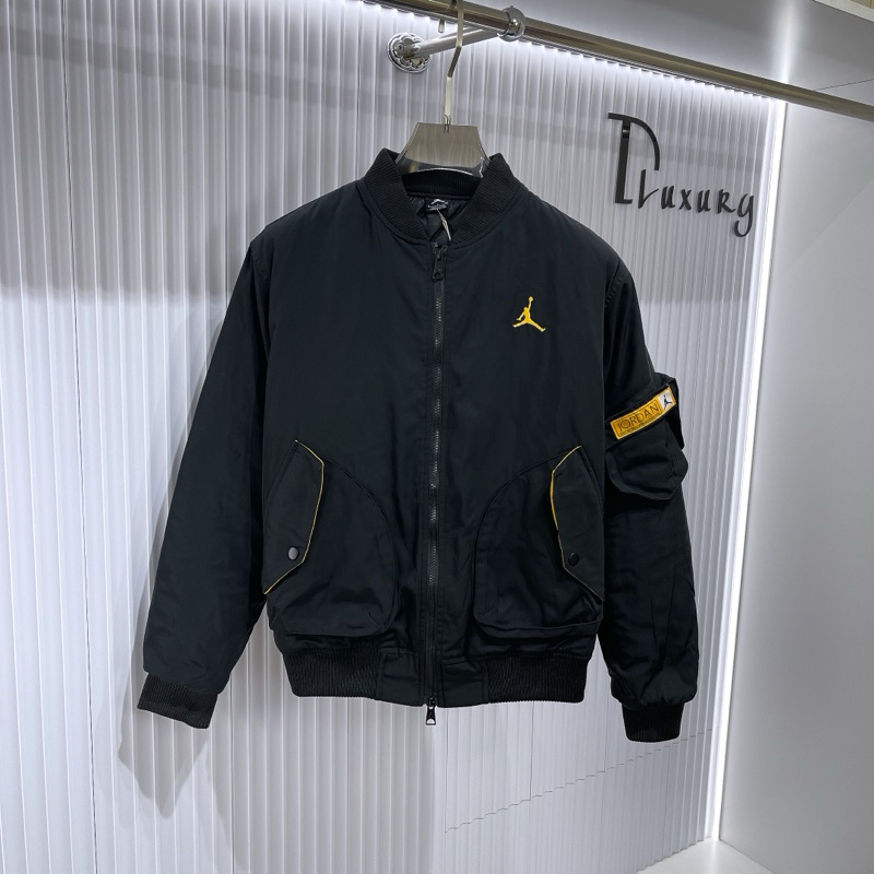 ⚜️[HÀNG CAO CẤP]– Áo Khoác Bomber Jordan Đen Chữ Thêu Vàng Sau Áo Lót Trần Bông - Áo Khoác Nam Nữ Ca